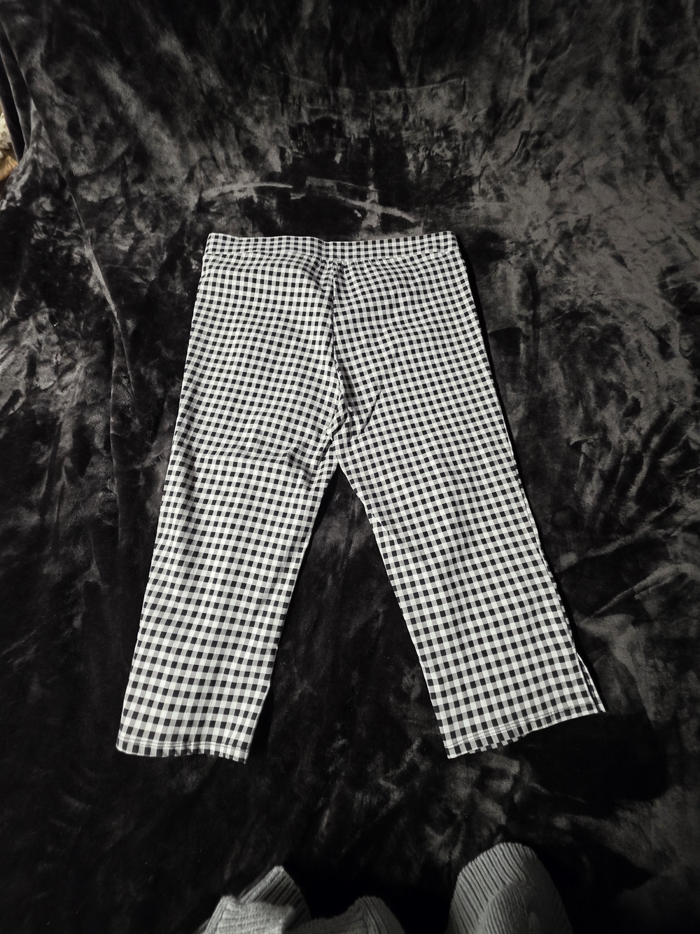 Women's Black & White Gingham Capri Pants - Stretch Pull-On